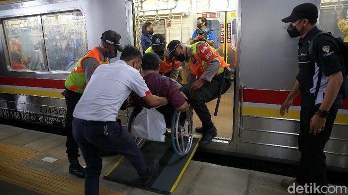 Penyandang Disabilitas Jajal Fasilitas Stasiun Jatinegara Di Hari Disabilitas Internasional 2021, KAI Commuter mengajak penyandang disabilitas untuk untuk menjajal sarana dan prasarana perkeretaapian. Begini momennya.