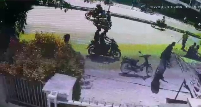Polisi mengusut sebuah video yang menunjukkan sejumlah pengendara sepeda motor melempar batu ke warga di Medan. (Secreenshot video viral)