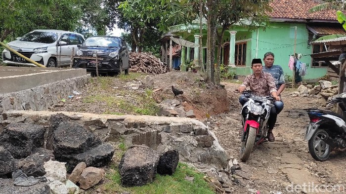 Pondasi rumah halangi jalan desa di Pandeglang.
