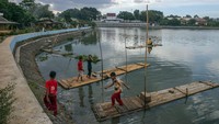 Sejumlah anak bermain di Situ Citatah, Ciri Mekar, Kabupaten Bogor, Jawa Barat.
