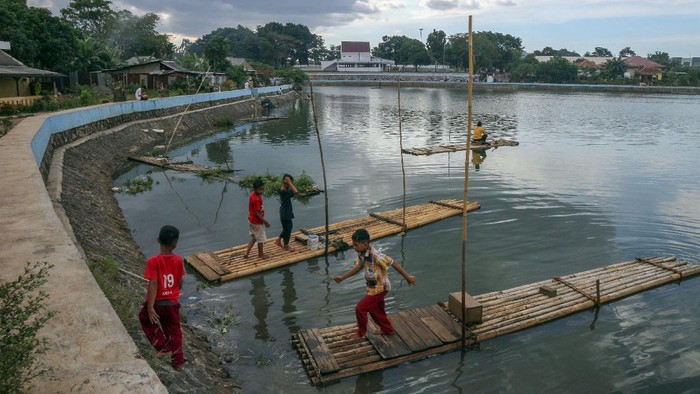 POTENSI WISATA SITU CITATAH BOGOR Sejumlah warga menikmati keindahan alam Situ Citatah, Ciri Mekar, Kabupaten Bogor, Jawa Barat, Kamis (2/12/2021). Pemerintah setempat mengembangkan dan menata kawasan situ tersebut yang sebelumnya terbengkelai sebagai salah satu alternatif wisata alam baru di Kabupaten Bogor. ANTARA FOTO/Yulius Satria Wijaya/foc.