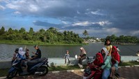 Sejumlah warga menikmati keindahan alam Situ Citatah, Ciri Mekar, Kabupaten Bogor, Jawa Barat.