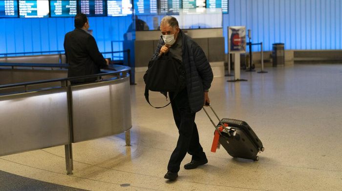 Potret Pelancong AS Pakai APD Lengkap, Ngeri Ketularan Varian Omicron Sejumlah pelancong kenakan APD lengkap saat tiba di Bandara Internasional Los Angeles, AS. Hal itu dilakukan usai munculnya varian Omicron yang gegerkan dunia.