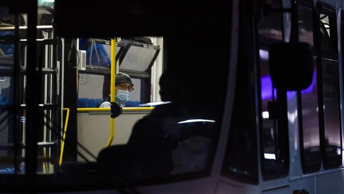Potret Pelancong AS Pakai APD Lengkap, Ngeri Ketularan Varian Omicron Sejumlah pelancong kenakan APD lengkap saat tiba di Bandara Internasional Los Angeles, AS. Hal itu dilakukan usai munculnya varian Omicron yang gegerkan dunia.