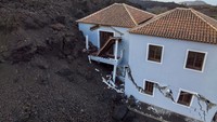 Dalam 10 minggu sejak itu, setidaknya 11 aliran lava yang berbeda telah diidentifikasi oleh para ilmuwan, meliputi setidaknya 1.100 hektar (2.700 hektar) tanah, termasuk ribuan rumah, jalan, saluran listrik dan pipa irigasi untuk perkebunan pisang yang penting secara ekonomi di pulau itu.