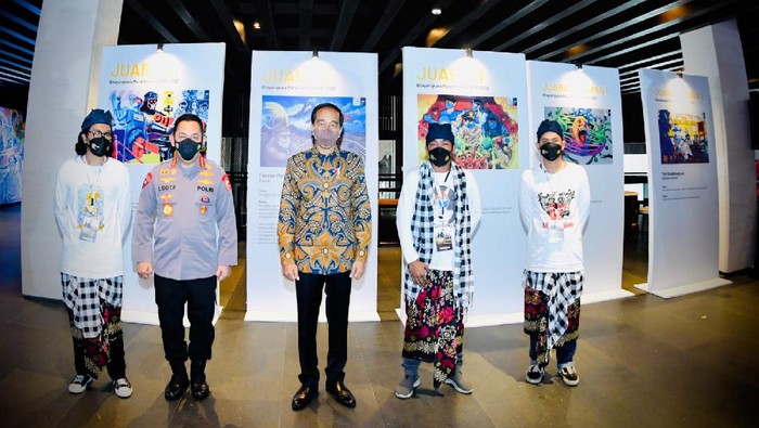 Presiden Jokowi bersama Kapolri Jenderal Sigit (Foto: Laily Rachev - Biro Pers Sekretariat Presiden)
