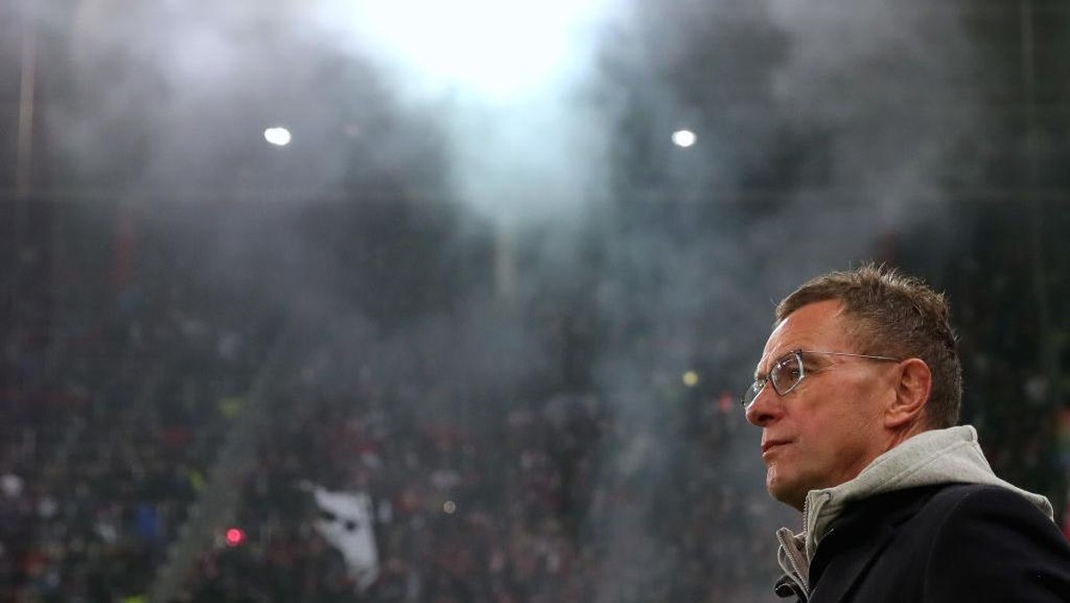 Ralf Rangnick tak mau mematok target minimal finis 4 besar di Manchester United. (Foto: Getty Images/Alexander Hassenstein)