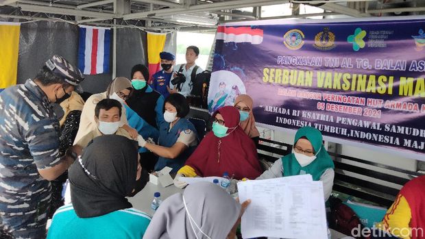 Ratusan nelayan di wilayah perairan Asahan, Sumut dijemput TNI AL untuk mendapatkan layanan vaksin Corona. Vaksinasi dilakukan di atas kapal perang TNI AL. (Perdana R/detikcom)