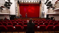 Sutradara teater, Visinel Balan melatih para narapidana bermain peran dengan lakon Setiap Orang Bisa Berbuat Kesalahan di Nottara Theatre, Bukarest, Rumania (24/11). Cerita tersebut ditullis oleh penulis Rumania, Mircea Rotary.
