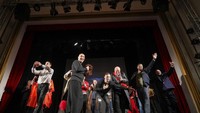 Para narapidana bergembira saat mendapat tepuk tangan penonton usai memainkan pentas teater di Nottara Theatre, Bukharest, Rumania (24/11).