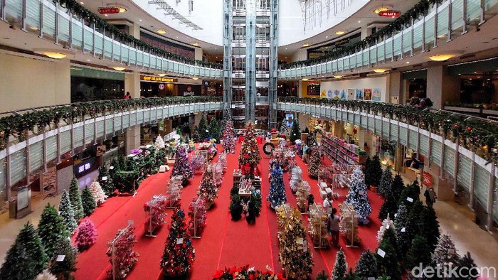 Saat Pohon Natal-Sinterklas Hiasi Pusat Perbelanjaan di Jakarta Semarak Natal terasa di pusat perbelanjaan kota Jakarta. Hal itu terlihat dari kehadiran beragam pernak-pernik Natal, mulai dari pohon Natal hingga Sinterklas.