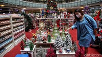 Pernak-pernik Natal pun kini mulai dijajakan dengan harga yang bervariasi.