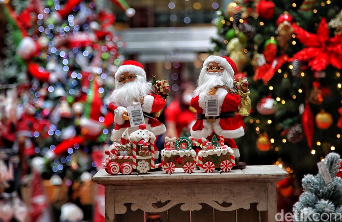 Semarak Natal terasa di pusat perbelanjaan kota Jakarta. Hal itu terlihat dari kehadiran beragam pernak-pernik Natal, mulai dari pohon Natal hingga Sinterklas.