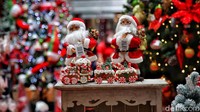 Beragam pernak-pernik itu pun banyak diburu oleh masyarakat yang hendak menghias rumah mereka untuk menyambut Natal.