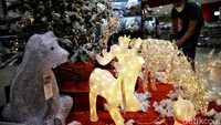 Hal itu terlihat dari antusiasnya masyarakat berburu berbagai pernak-pernik Natal yang dijajakan di pusat perbelanjaan Ibu Kota.