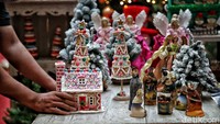 Sementara itu, libur Natal dan Tahun Baru pun kerap dinanti masyarakat untuk berlibur maupun mudik. Namun, pandemi COVID-19 yang masih melanda Indonesia serta ancaman varian Omicron membuat pemerintah mengimbau masyarakat untuk tak mudik dan menekan mobilisasi masyarakat saat Nataru.