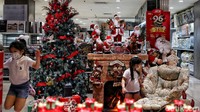  Semarak Natal terasa di pusat perbelanjaan kawasan Ibu Kota Jakarta, Jumat (3/12/2021).