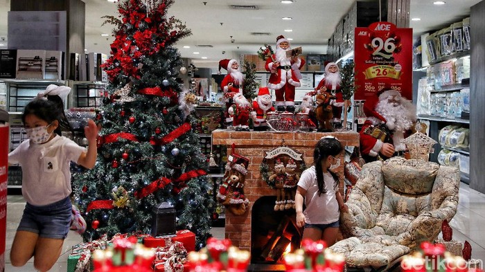 Saat Pohon Natal-Sinterklas Hiasi Pusat Perbelanjaan di Jakarta Semarak Natal terasa di pusat perbelanjaan kota Jakarta. Hal itu terlihat dari kehadiran beragam pernak-pernik Natal, mulai dari pohon Natal hingga Sinterklas.