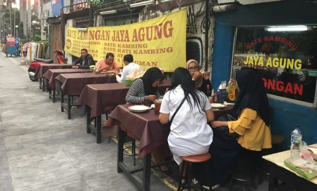 5 Sate Legendaris di Jakarta Ini Punya Bumbu yang Gurih Mantap