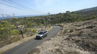 Dalam perjalanan kali ini, berbagai macam medan kami temui sekaligus menjadi pembuktian ketangguhan Wuling Almaz RS. Beberapa di antaranya adalah tanjakan curam.