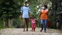 Wilayah yang sangat luas disertai lokasi yang berbukit membuat warga hidup terpencar dan berada dalam garis kemiskinan.