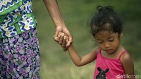 Wilayah yang sangat jauh juga membuat orang tua kesulitan mengakses kesehatan ke Puskesmas, dicontohkannya warga Bokong harus berjalan kaki 1 hingga 2 jam untuk tiba di Puskesmas.