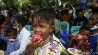 Anak-anak juga mendapatkan buah.