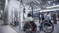Penyandang disabilitas menggunakan alat text telephone DNA bagi penyandang disabilitas di Stasiun MRT Bundaran HI, Jakarta. ANTARA FOTO/MUHAMMAD ADIMAJA