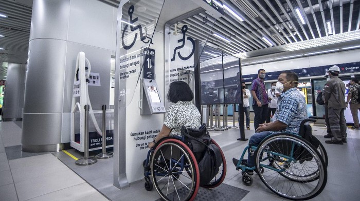 Penyandang disabilitas menggunakan alat 'text telephone DNA' bagi penyandang disabilitas di Stasiun MRT Bundaran HI, Jakarta, Jumat (3/12/2021). Hari Disabilitas Internasional yang jatuh pada tanggal 3 Desember diperingati guna mengangkat martabat, hak, dan kesejahteraan para penyandang disabilitas. ANTARA FOTO/Muhammad Adimaja/tom.