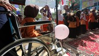 Pelajar Sekolah Luar Biasa (SLB) Bukesra mengikuti lomba makan kerupuk pada peringatan Hari Disabilitas Internasional 2021 di Banda Aceh, Aceh. ANTARA FOTO/IRWANSYAH PUTRA