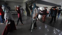 Sejumlah penyandang disabilitas mengikuti simulasi pengurangan resiko bencana di Gatak, Delanggu, Klaten, Jawa Tengah. Simulasi yang diikuti warga difabel netra, daksa, dan mental itu bertujuan untuk memberikan pengetahuan bagi mereka dan keluarganya dalam kesiapsiagaan jika terjadi bencana gempa bumi. ANTARA FOTO/Aloysius Jarot Nugroho