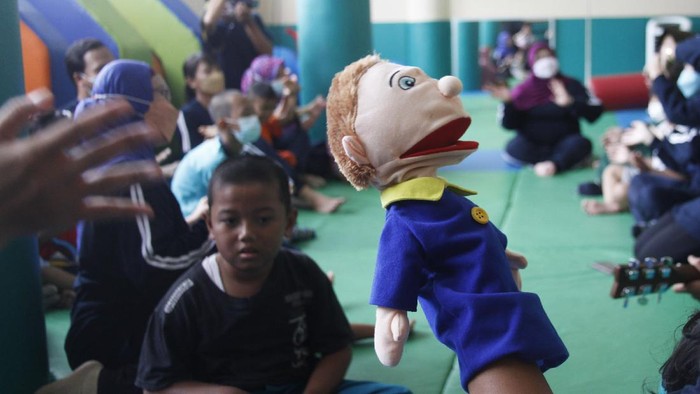 Sejumlah Anak Berkebutuhan Khusus (ABK) bermain bersama terapis di Pusat Layanan Disabititas dan Pendidikan Inklusif Solo, Jawa Tengah, Jumat (3/12/2021). Kegiatan tersebut digelar sebagai perayaan Hari Disabilitas Internasional 2021. ANTARAFOTO/Maulana Surya/tom.