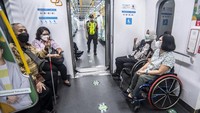 Beragam cara dilakukan untuk memperingatinya termasuk di sejumlah wilayah di Indonesia. Penyandang disabilitas berada di area MRT khusus penumpang prioritas di Stasiun MRT Bundaran HI, Jakarta, Jumat (3/12). Hari Disabilitas Internasional yang jatuh pada tanggal 3 Desember diperingati guna mengangkat martabat, hak, dan kesejahteraan para penyandang disabilitas. ANTARA FOTO/MUHAMMAD ADIMAJA