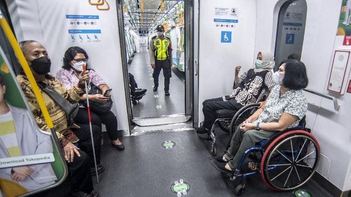 Serba-serbi Peringatan Hari Disabilitas Internasional di Sejumlah Daerah di Indonesia Penyandang disabilitas berada di area MRT khusus penumpang prioritas di Stasiun MRT Bundaran HI, Jakarta, Jumat (3/12/2021). Hari Disabilitas Internasional yang jatuh pada tanggal 3 Desember diperingati guna mengangkat martabat, hak, dan kesejahteraan para penyandang disabilitas. ANTARA FOTO/Muhammad Adimaja/tom.
