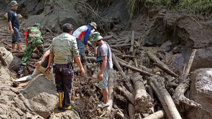 Sisa material banjir lahar hujan Gunung Merapi di Sungai Bebeng, Sleman, yang berdampak pasokan air bersih warga KRB Klaten.