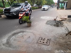 detikcom Do Your Magic: Sumur Resapan di Jalan yang Diberi Pot Kini Diperbaiki