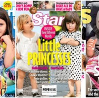 6. Disorot PaparazziSejak kecil, mereka sering menjadi sasaran paparazzi. Tak jarang wajah mereka muncul di sampul majalah dan kehidupan atau gayanya dibanding-bandingkan.Namun bedanya, Angelina Jolie lebih sering menampilkan anak-anaknya. Aktris tersebut kerap membawa keenam putra-putrinya ke berbagai acara karpet merah, termasuk Shiloh. Shiloh sendiri tinggal di kawasan Hollywood, Los Angeles sedangkan Suri tinggal di New York.Foto: Internet