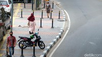 Trotoar yang dibangun untuk memudahkan akses serta memberi rasa aman bagi para pejalan kaki saat melintas justru disalahgunakan menjadi tempat parkir liar.