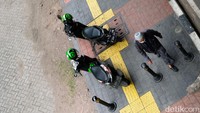 Tampak dua sepeda motor terparkir di atas trotoar yang berada di sekitar Pasar Mayestik, Jakarta Selatan. Hal ini membuat kenyamanan pejalan kaki terganggu. Padahal, trotoar sudah ditata.