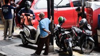 Kurangnya kesadaran dan pengawasan terkait penggunaan trotoar untuk pejalan kaki membuat sejumlah orang tak kapok untuk memarkirkan kendaraannya di atas trotoar.