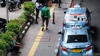 Selain itu, tampak pula sejumlah kendaraan roda empat yang terparkir di pinggir jalan.