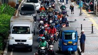 Selain itu, karena bajaj yang parkir di pinggir jalan membuat lalu-lintas sedikit tersendat.