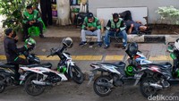 Tak hanya kendaraan roda empat, sejumlah pemotor pun terlihat memarkirkan sepeda motornya di pinggir jalan yang berada di sekitar Pasar Mayestik, Jakarta Selatan.