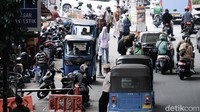 Seperti ini suasana sekitar Pasar Mayestik, Jl Kyai Maja, Kebayoran Baru, Jakarta Selatan, yang dimanfaatkan sebagai lokasi parkir liar, Jumat (3/12/2021) pukul 10.30 WIB.
