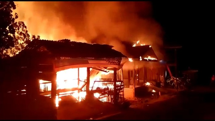 Tiga rumah semi permanen di Majene, Sulbar terbakar. Diduga karena lebadan tabung gas.