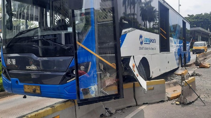 Transjakarta senggol separator busway di Jl Sudirman Transjakarta senggol separator busway di Jl Sudirman, Jumat (3/12/2021)