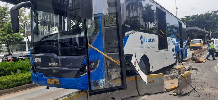 Transjakarta senggol separator busway di Jl Sudirman, Jumat (3/12/2021)