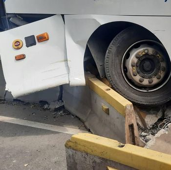 Transjakarta tabrak separator busway d Sudirman, Jumat (3/12/2021)