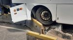 Foto: Bus TransJ Hantam Separator Busway hingga Beton Pecah