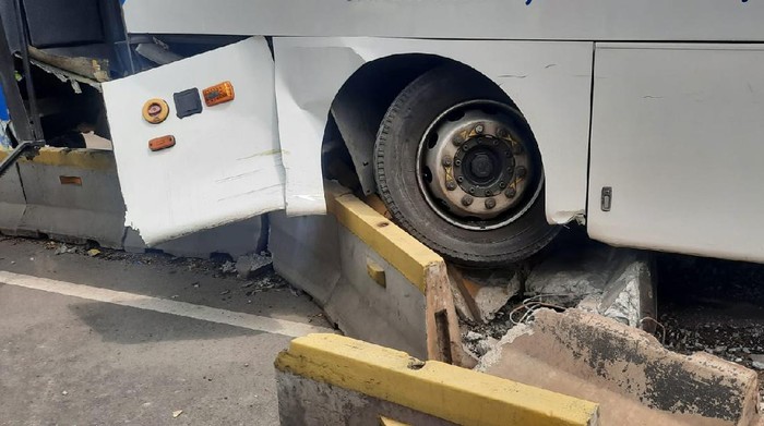 Transjakarta tabrak separator busway d Sudirman, Jumat (3/12/2021)